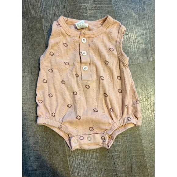 kate quinn Other - Kate Quinn Organic Cotton Pointelle Clover Romper Peach Sleeveless 0-3M